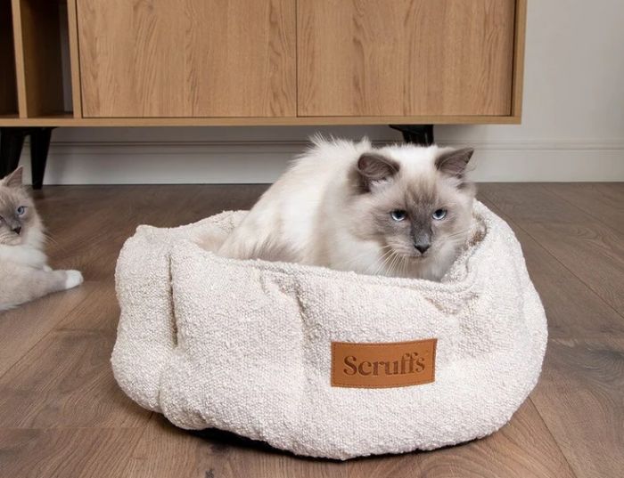 SCRUFFS - BOUCLE IVORY CAT BED